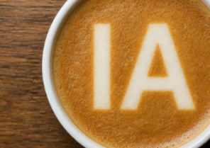 Tasse de café avec les lettres "IA" inscrites dans la mousse du café.