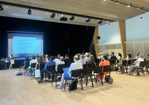 L'assemblée assiste à la présentation consacrée aux marchés publics et la commande publique dabs le cadre des opérations de construction.