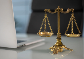 Ordinateur et balance justice