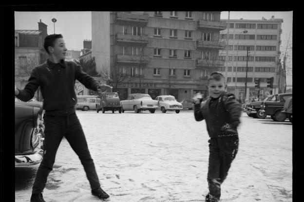 Enfants jouant dans la neige