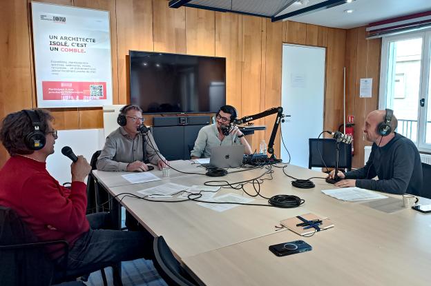 Enregistrement du podcast Entre les murs sur le DUERP
