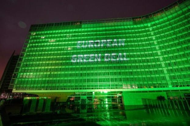 Le bâtiment Berlaymont, de nuit, éclairé en vert pour le Pacte vert pour l'Europe Le bâtiment Berlaymont, de nuit, éclairé en vert pour le Pacte vert pour l'Europe