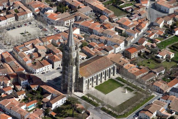 1280px-marennes-eglise.jpg