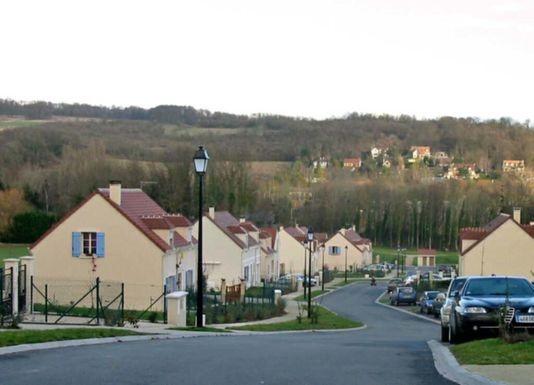 Vue de l’allée principale du lotissement de la Tourelle à Maule (Yvelines) Vue de l’allée principale du lotissement de la Tourelle à Maule (Yvelines)
