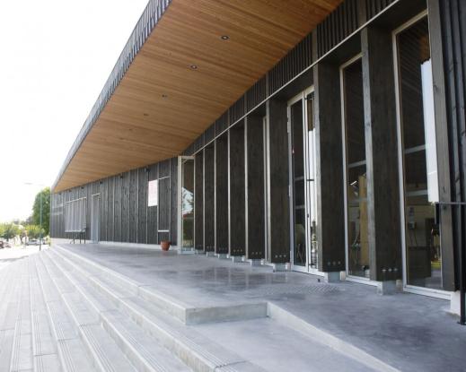 Façade du pôle culturel et associatif à Courtenay (45)