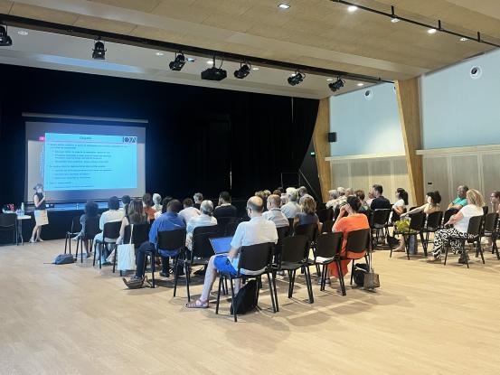 L'assemblée assiste à la présentation consacrée aux marchés publics et la commande publique dabs le cadre des opérations de construction.