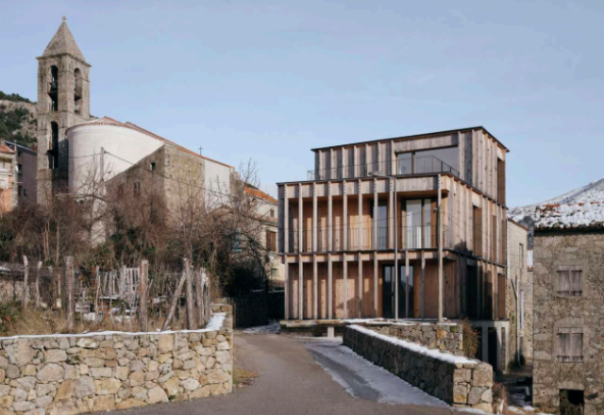 Premier prix : logements communaux en pin Laricio, Cristinacce – Orma Architettura © Julien Kerdraon