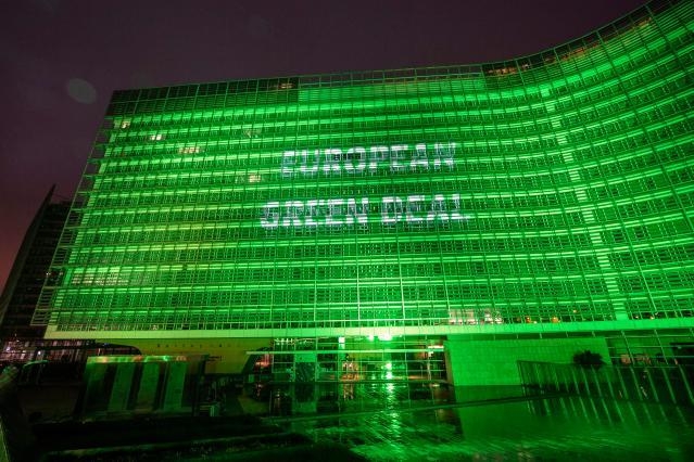 Le bâtiment Berlaymont, de nuit, éclairé en vert pour le Pacte vert pour l'Europe
